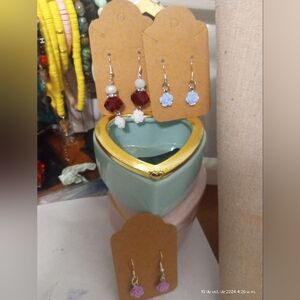 Juego de tres aretes. Forma de rosa 🩷